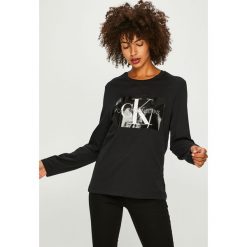 Calvin Klein Jeans - Bluzka. Szare bluzki damskie Calvin Klein Jeans, z nadrukiem, z bawełny, casualowe, z okrągłym kołnierzem. Za 249.90 zł.