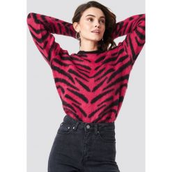 NA-KD Puchaty sweter Zebra - Pink. Swetry damskie marki NA-KD. W wyprzedaży za 80.97 zł.