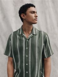 Wzorzysta koszula regular fit - ciemnozielony. Zielone koszule męskie Reserved, l, bez wzorów, z bawełny, bez kołnierzyka, bez ramiączek. Za 119.99 zł.
