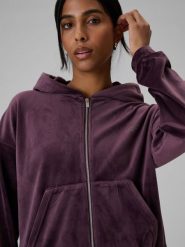 4F Bluza welurowa regular bez kaptura damska - fioletowa XL. Fioletowe bluzy damskie 4f, xl, bez wzorów, z weluru, klasyczne. Za 169.99 zł.