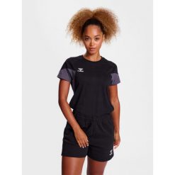 Koszulka damska Hummel Travel. Czarne koszulki sportowe damskie Hummel, bez wzorów, bez kołnierzyka, bez ramiączek, do piłki nożnej. W wyprzedaży za 102.40 zł.