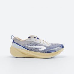 Buty do biegania damskie Kiprun Cushion 500. Białe obuwie sportowe damskie KIPRUN, bez wzorów, do biegania. W wyprzedaży za 199.99 zł.