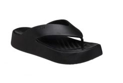 Sandały CROCS GETAWAY PLATFORM FLIP Czarny. Czarne sandały damskie Crocs, bez wzorów, z gumy, bez obcasa, bez zapięcia. Za 199.99 zł.