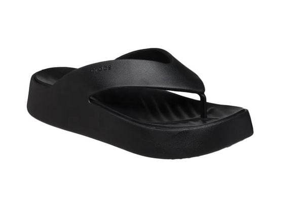 Sandały CROCS GETAWAY PLATFORM FLIP Czarny. Czarne sandały damskie Crocs, bez wzorów, z gumy, bez obcasa, bez zapięcia. Za 199.99 zł.
