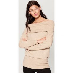 Sweter z odkrytymi ramionami - Beżowy. Brązowe swetry damskie Mohito. Za 119.99 zł.