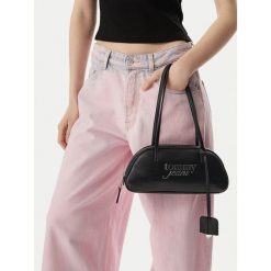 Torebka Tommy Jeans. Czarne torebki do ręki damskie Tommy Jeans, bez wzorów, z jeansu, klasyczne, bez dodatków. Za 449.99 zł.