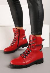 Czerwone Płaskie Botki w Stylu Workerów ze Sznurowaniem Suwakiem i Napisami Alfezi. Czerwone botki damskie Born2be, z jeansu, eleganckie, z okrągłym noskiem, bez obcasa, na płaskiej podeszwie, bez zapięcia. Za 139.99 zł.