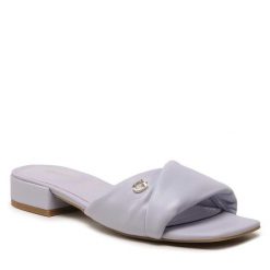 Klapki Guess. Brązowe klapki damskie Guess, z aplikacjami, bez obcasa. Za 279.99 zł.