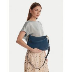Torebka Coccinelle. Niebieskie torebki do ręki damskie Coccinelle, bez wzorów, klasyczne, bez dodatków. Za 1,269.00 zł.