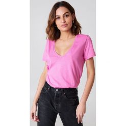 NA-KD Basic T-shirt z dekoltem V - Pink. T-shirty damskie marki NA-KD Basic. W wyprzedaży za 21.18 zł.