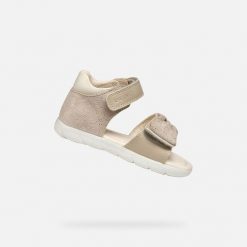 Sandały GEOX B SANDAL ALUL GIRL Beżowy. Brązowe sandały damskie Geox, bez wzorów, ze skóry, bez obcasa, bez zapięcia. Za 213.99 zł.