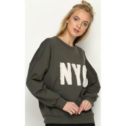 Khaki Bluza NoYoCo. Brązowe bluzy damskie Born2be, z nadrukiem. Za 49.99 zł.