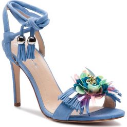 Sandały SOLO FEMME - 26493-58-I53/000-07-00 Błękitny. Niebieskie klapki damskie Solo Femme, z aplikacjami, ze skóry, bez obcasa, na obcasie, bez zapięcia. W wyprzedaży za 319.00 zł.
