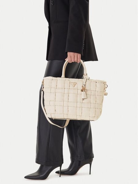 Guess Torebka Marion HWWG80 72060 Écru. Białe torebki do ręki damskie Guess, z aplikacjami, ze skóry, bez dodatków. Za 449.99 zł.