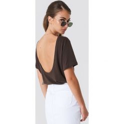 NA-KD Basic T-shirt z odkrytymi plecami - Brown. Brązowe t-shirty damskie NA-KD Basic, z dekoltem na plecach. Za 52.95 zł.