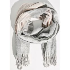 Szal z frędzlami - Jasny szar. Szare szaliki i chusty damskie Sinsay. Za 49.99 zł.