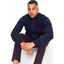 BLUZA ROZPINANA MĘSKA ZE STÓJKĄ I APLIKACJĄ. Bluzy męskie TOP SECRET. W wyprzedaży za 59.99 zł.