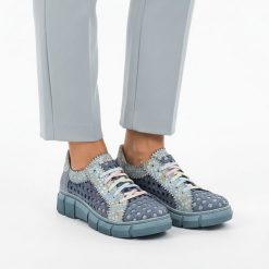 Półbuty damskie Maciejka, cholewka tekstylna z perforacją dekoracyjne aplikacje na całej powierzchni klasyczne sznurowanie miękka konstrukcja przy ko. Niebieskie półbuty damskie Maciejka, z aplikacjami, z jeansu, klasyczne, bez obcasa, bez zapięcia. Za 479.00 zł.