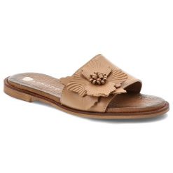 Klapki damskie Armodo, cholewka ze skóry naturalnej licowej odkryty przód na płaskiej podeszwie, beżowe, 40477. Brązowe klapki damskie Armodo, bez wzorów, ze skóry, bez obcasa, na płaskiej podeszwie. Za 299.00 zł.