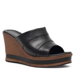 Klapki Lasocki. Czarne klapki damskie Lasocki, bez wzorów, bez obcasa. Za 199.99 zł.