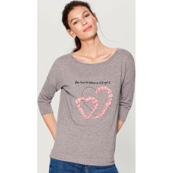 Dzianinowy sweter z aplikacją - Szary. Swetry damskie marki bonprix. W wyprzedaży za 59.99 zł.
