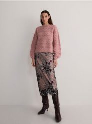 Sweter z ażurowym splotem - brudny róż. Czerwone swetry damskie Reserved, l, w ażurowe wzory, z dzianiny, bez kołnierzyka, bez ramiączek, bez kaptura. W wyprzedaży za 49.99 zł.