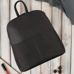 Plecaczek damski skórzany czarny mały plecak miejski Abruzzo ABR-38-BL. Czarne plecaki damskie bez wzorów, ze skóry. Za 179.00 zł.