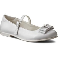 Półbuty MAGIC LADY C16SS150-1. Białe półbuty dziewczęce Magic Lady, bez wzorów, ze skóry ekologicznej, bez zapięcia. W wyprzedaży za 29.99 zł.