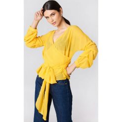 NA-KD Bluzka z wiązaniem w pasie - Yellow. Bluzki damskie marki NA-KD. W wyprzedaży za 20.47 zł.