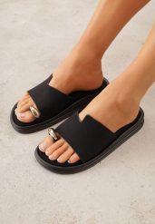 Czarne Klapki Japonki Ozdobione Aplikacją na Palcu Noevianna. Czarne klapki damskie Renee, z aplikacjami, z jeansu, bez obcasa, na płaskiej podeszwie. Za 89.99 zł.