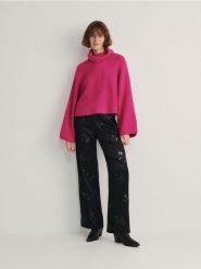 Sweter z golfem - fuksja. Czerwone swetry damskie Reserved, l, bez wzorów, z dzianiny, bez kołnierzyka, bez ramiączek, bez kaptura. W wyprzedaży za 39.99 zł.