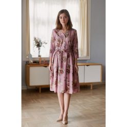 Sukienka Alodia różowa w kwiaty - tencel 32 różowy. Sukienki damskie marki Marie Zélie. W wyprzedaży za 358.20 zł.