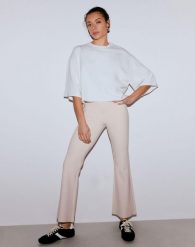 Damskie legginsy z mieszanki modalu, rozszerzane, wysoki stan Luxe beżowe. Brązowe legginsy damskie Aim'n, bez wzorów, z elastanu, z podwyższonym stanem, na fitness i siłownię. Za 424.00 zł.