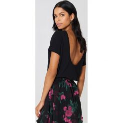 NA-KD Basic T-shirt z odkrytymi plecami - Black. Czarne t-shirty damskie NA-KD Basic, z bawełny, z dekoltem na plecach. Za 52.95 zł.