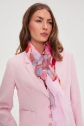 Szal w kwiaty różowy. Czerwone szaliki i chusty damskie MOODO, bez wzorów, z poliesteru. Za 49.99 zł.