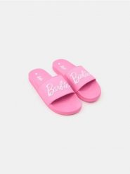 Klapki Barbie - różowy. Czerwone klapki damskie Sinsay, bez wzorów, bez obcasa. W wyprzedaży za 27.99 zł.