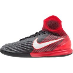Nike Performance MAGISTAX PROXIMO II IC Halówki black/white/university red. Buty sportowe chłopięce marki Nike Performance. W wyprzedaży za 423.20 zł.