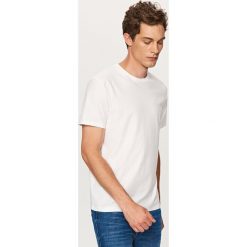 T-shirt o prążkowanej fakturze - Biały. Białe t-shirty męskie Reserved, prążkowane. Za 39.99 zł.