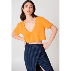 NA-KD Basic Krótki T-shirt z dekoltem V - Orange. Pomarańczowe t-shirty damskie NA-KD Basic, z bawełny. W wyprzedaży za 20.48 zł.