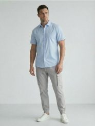 Spodnie jogger cargo ze wzorem moro - szary. Szare spodnie materiałowe męskie Sinsay, bez wzorów. Za 59.99 zł.