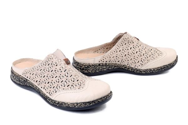 RIEKER 46376-60 beige, klapki damskie. Brązowe klapki damskie Rieker, bez wzorów, z gumy, bez obcasa. Za 296.91 zł.
