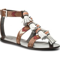 Sandały TORY BURCH - Weaver Tassel Sandal 51158685 Multi Tan/Light Almond 242. Klapki damskie Tory Burch. W wyprzedaży za 1,009.00 zł.