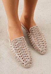 Beżowe Ażurowe Klapki Mule z Plecioną Cholewką Raguela. Brązowe klapki damskie Renee, w ażurowe wzory, z jeansu, bez obcasa, na płaskiej podeszwie. Za 99.99 zł.