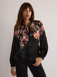 Wzorzysta bluzka z wiskozą - czarny. Czarne bluzki damskie Reserved, l, bez wzorów, z tkaniny, bez kołnierzyka, bez ramiączek. W wyprzedaży za 99.99 zł.