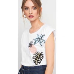 Koszulka z haftem. T-shirty damskie marki Orsay. Za 49.99 zł.