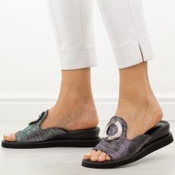 Czarne klapki damskie na koturnie M.Daszyński 2267-7 26. Czarne klapki damskie M.Daszyński, z aplikacjami, ze skóry, casualowe, bez obcasa, na koturnie. Za 169.00 zł.