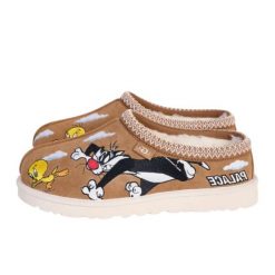 UGG Tasman Slipper Palace x Looney Tunes Chestnut. Brązowe klapki damskie UGG, bez wzorów, bez obcasa. Za 1,454.85 zł.
