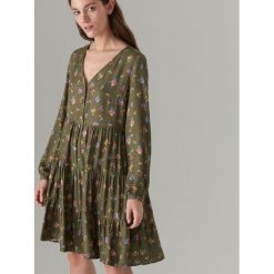 Sukienka oversize z długimi rękawami - Zielony. Sukienki damskie marki Mohito. Za 139.99 zł.