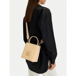 Torebka Nine West. Żółte torebki do ręki damskie Nine West, bez wzorów, klasyczne, bez dodatków. Za 179.99 zł.