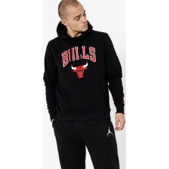New Era Bluza Nba Top 6 Bulls Chicago Bulls Blk , czarny, rozmiar L. Czarne bluzy męskie New Era, l, z aplikacjami, z bawełny, bez kaptura. W wyprzedaży za 269.99 zł.